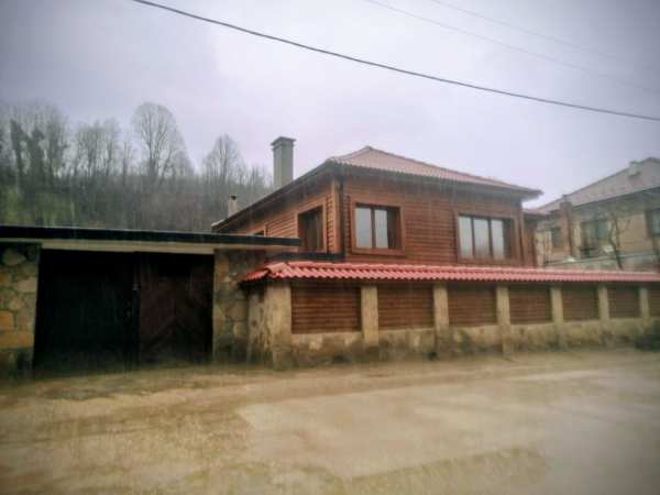 Масивна къща в Еленския балкан