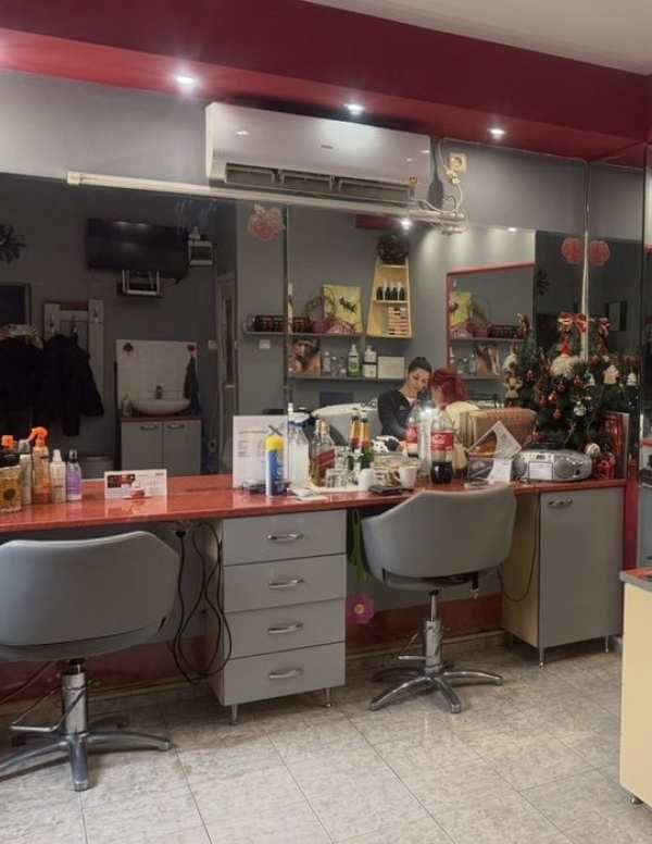 Отдавам място за фризьор в салон за красота в жк Тракиа