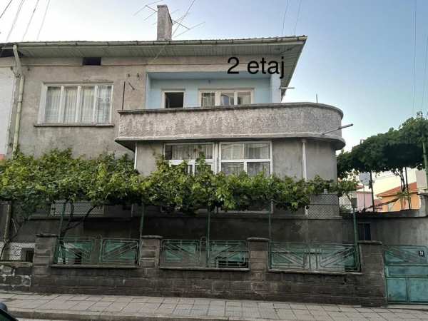 Продава се самостоятелен жилищен имот