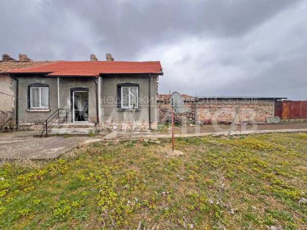 Продава самостоятелна, еднофамилна къща гр. Нови пазар - кв. Нииж.