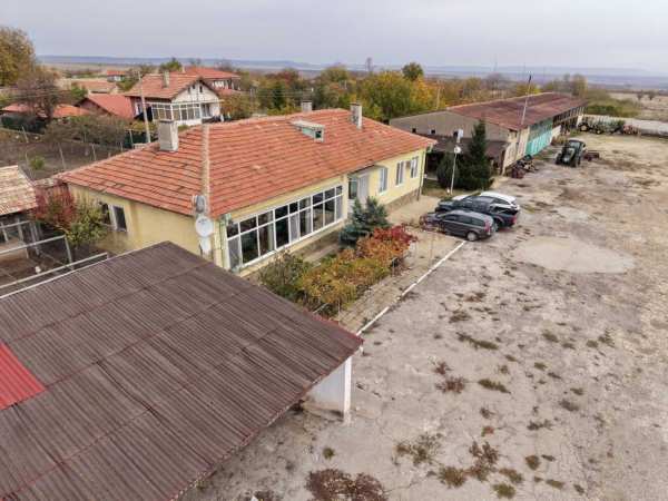 Продава се бизнес имот 6дк във Върбак обл.Шумен