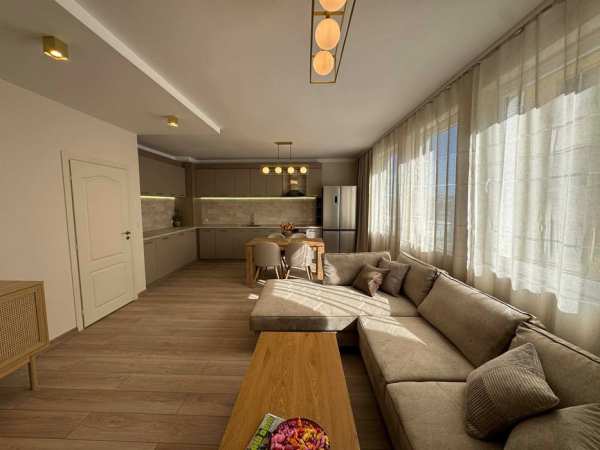 Двустаен луксозно обзаведен апартамент