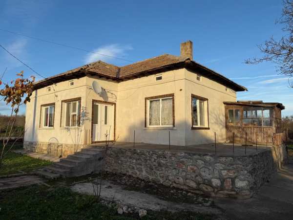 Частично ремонтирана къща само на 20км от Морският бряг в Дуранкулак