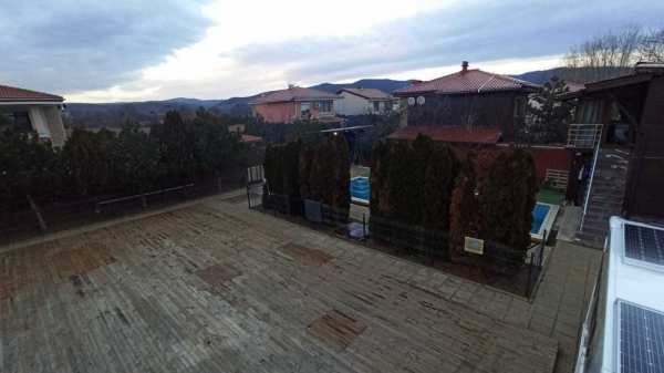 За кемпери и каравани, само 4 места, 13км до Слънчев Бряг. Включва ползване на басейн.