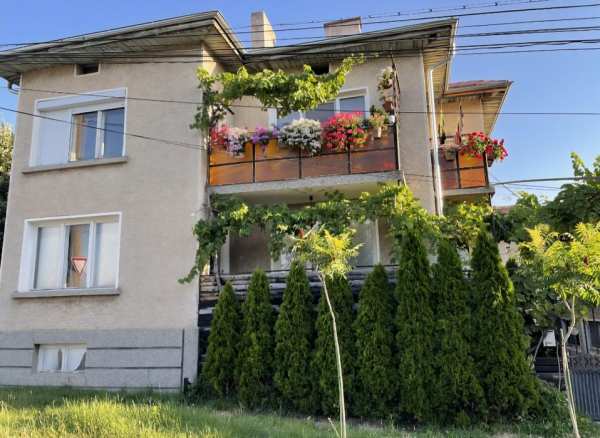 Продава се  3 етажна къща със приземен етаж  108 квадрата на етаж.