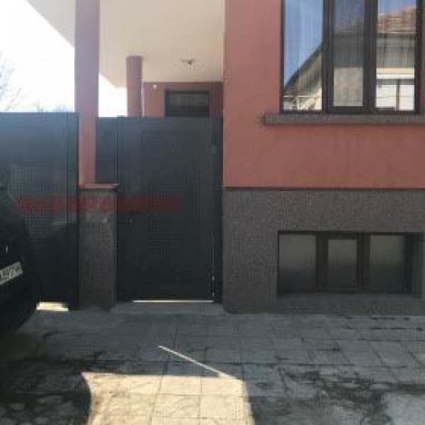 Къща с два жилищни и един призмен етаж в гр. Бяла Слатина