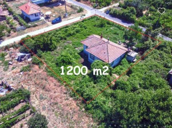 Продава 100 м2 къща с 1200 м2 двор в хубаво село, на 2 км от Дунав