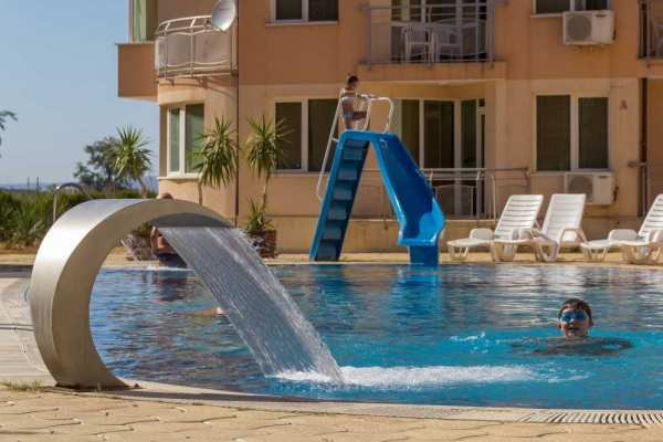 Продаваме работещ хотел с басейн в курорта Слънчев бряг.