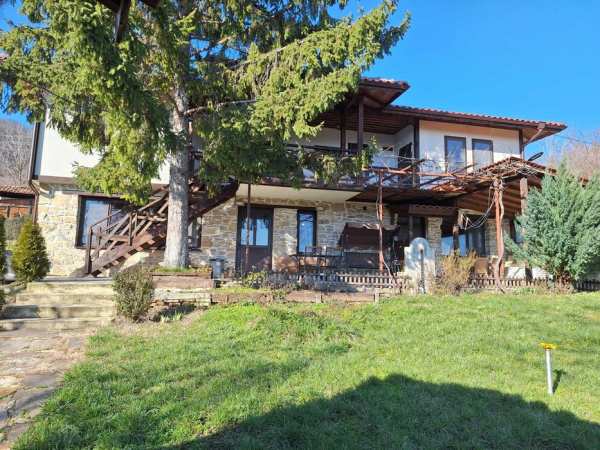 Продавам къща за гости (14 души) действащ бизнес, близо до Варна