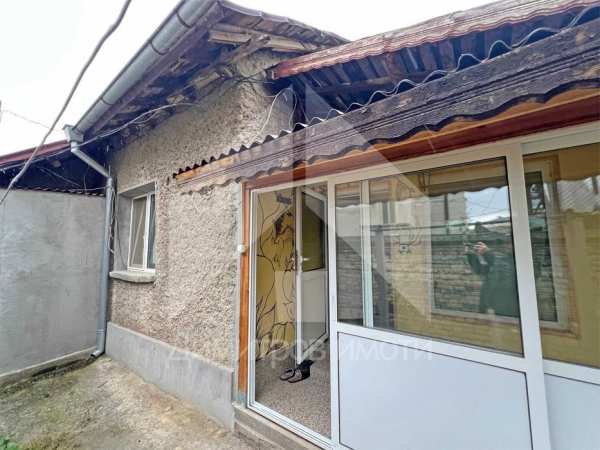 Продава малка, компактна самостоятелна къща с двор гр. Нови пазар.