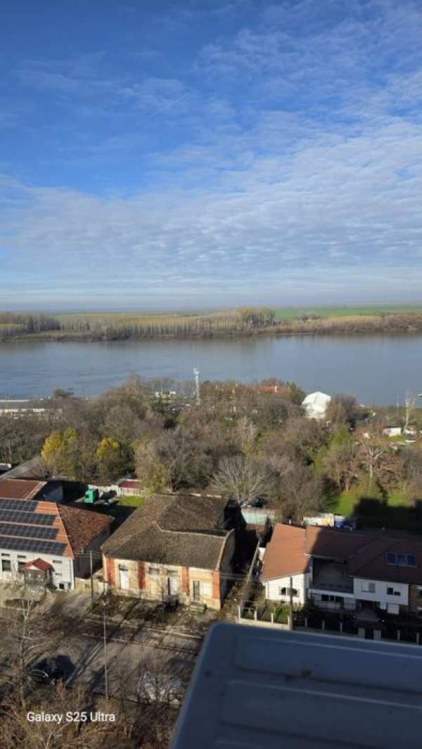 Тристаен в блок Зора