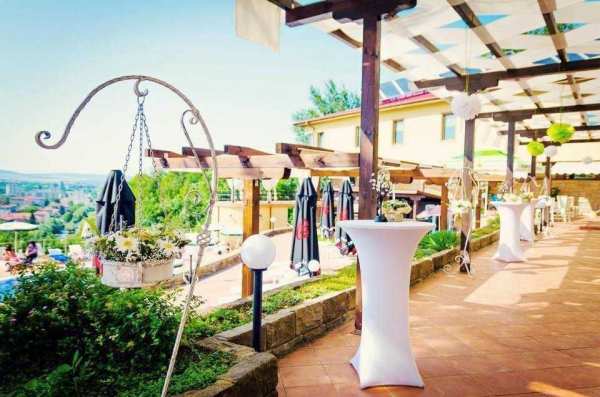 Парк-хотелът се намира до парка Стратеш и зоопарка в Ловеч.