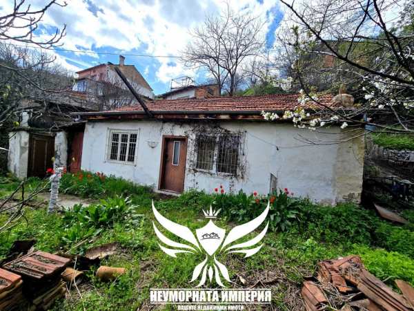 Продавам стара къща с 40РЗП и двор 268кв.м. в гр.Асеновград кв.Чинар