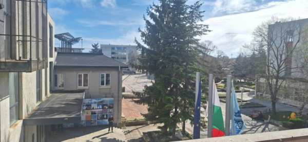 Четиристаен апартамент в центъра на Каварна