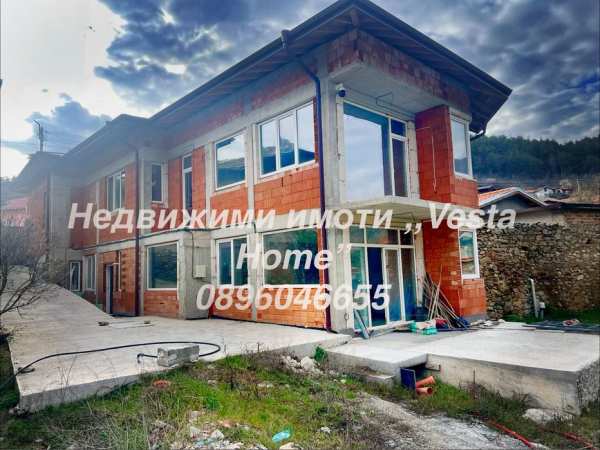 Двуетажна къща в гр.Мъглиж