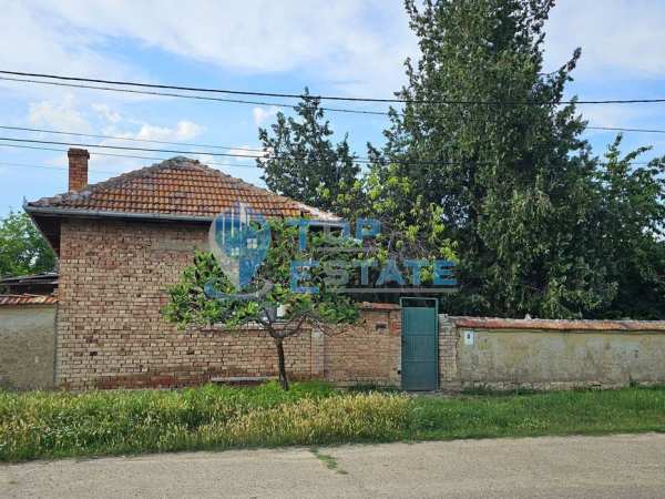 Едноетажна тухлена къща с три спални, вътрешна тоалетна и голям двор