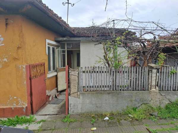 Къща до поликлиниката