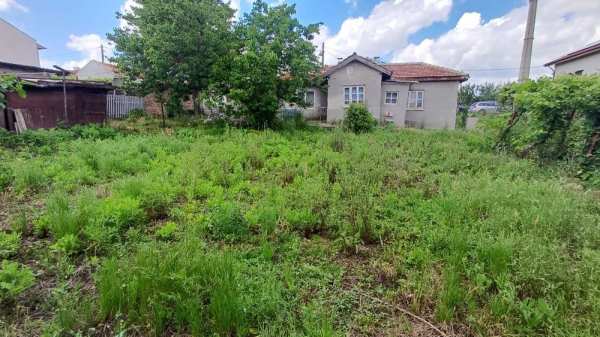 Продавам къща с двор 1600 кв.м, близо до Хуманитарна гимназия, гр Добрич