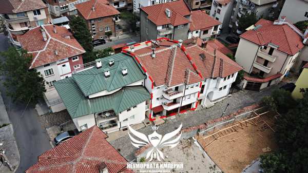 Продавам четириетажна къща РЗП 390кв с 125кв двор гр.Асеновград център