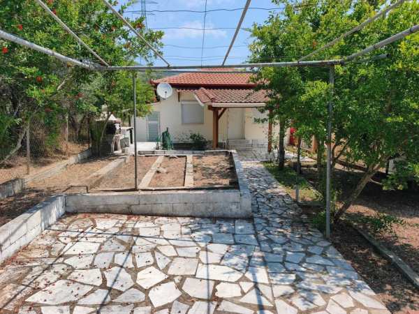 Продава китна къща с площ 79 м2 с двор 249 м2 в Аспровалта, Гърция