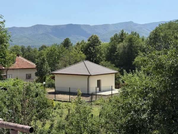 Продавам къща с двор в гр.Вършец, кв.Заножене
