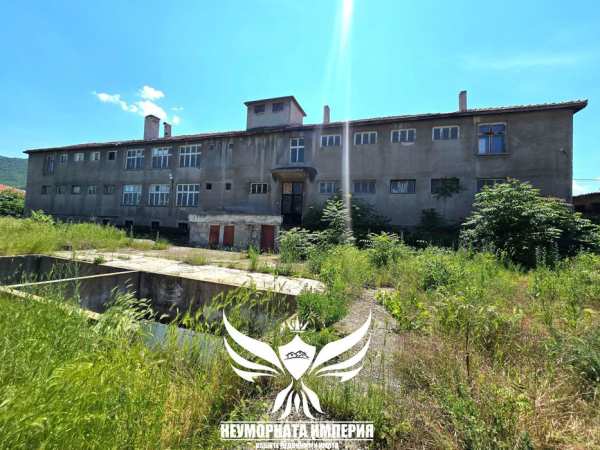 Продавам цех/склад в триетажна сграда - промишлено помещение с двор 1800кв и 1050 РЗП в гр.Куклен