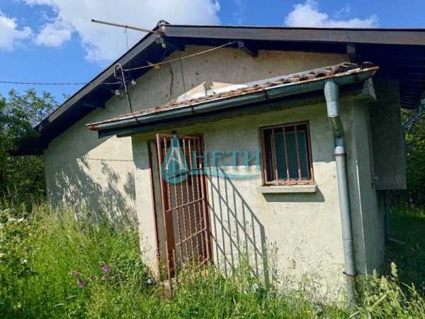 Масивна къща 35м2, двор 400м2 и оранжерия 18м2 във в.з.с.Дръмша. На 37км от София
