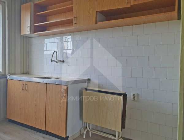 ПРОДАВА двустаен, вътрешен апартамент 60 кв.м. в ТОП център на града.