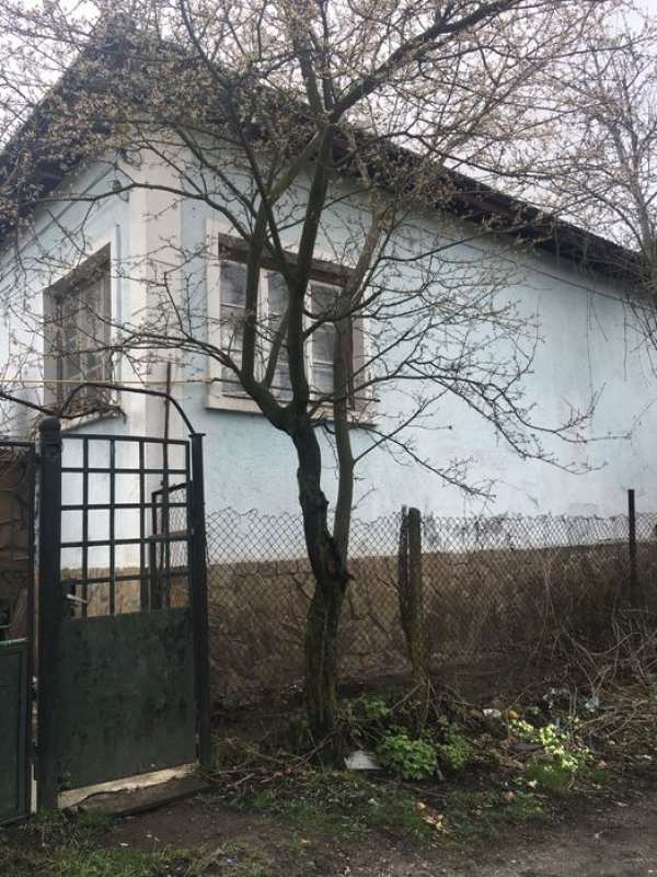 Къща с двор и промишлена  сграда