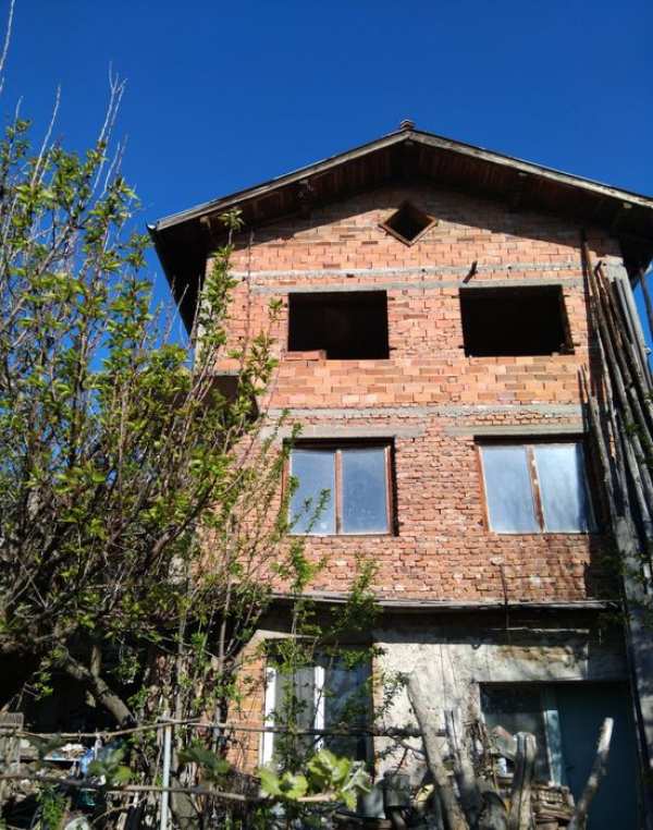 Продава къща в с.Лозно общ.Кюстендил