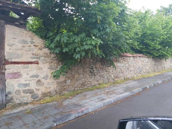 Директно от собственик! Просторен двор с масивна каменна ограда и къща