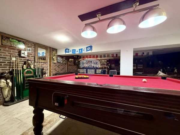 Самостоятелна къща с три спални, камина, басейн и двор за продажба, Б