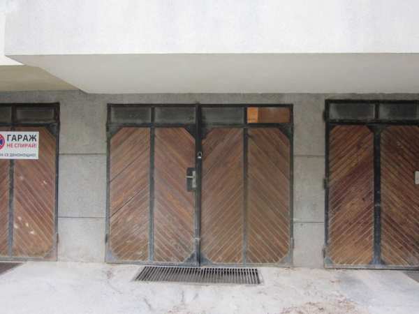 Давам гараж под наем Варна, близо до Ботевата градинка