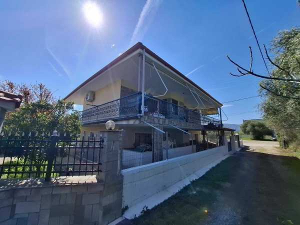 Продава двуетажна къща 150 м2 + 80 м2 и двор 400 м2 в Аспровалта, Гърция