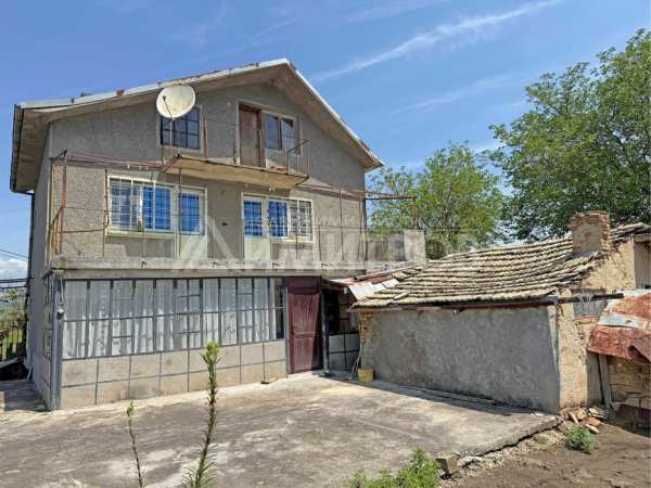 Продава триетажна вила с хубав, равен двор от 825 кв.м в с. Златна нива, обл. Шумен
