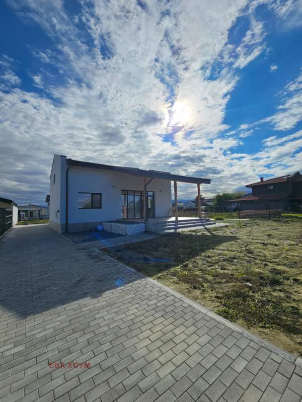 Продава  къща с. Радиново, област Пловдив
      175 кв.м