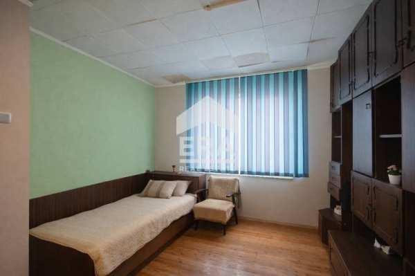 Продава етаж от къща, гр. търговище, център