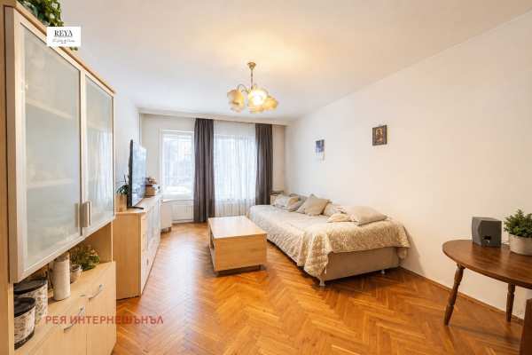 Продава 4-стаен, гр. софия, света троица
