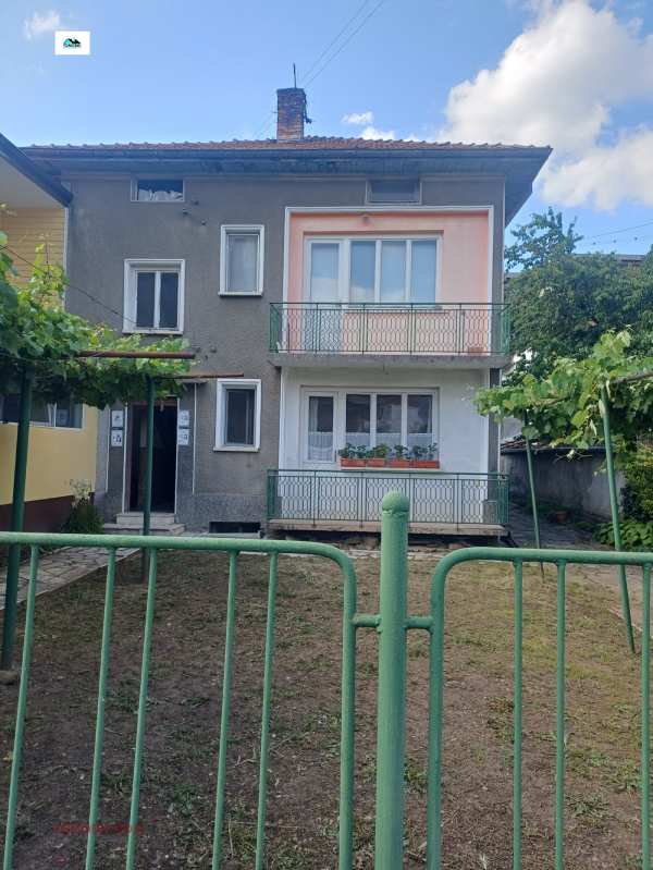 Продава етаж от къща, гр. мездра, област враца