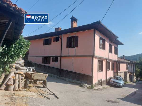 Продава  къща гр. Копривщица, област София
      560 кв.м