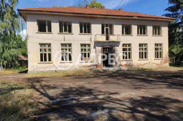 Продава  хотел с. Горни Окол, област София
      393 кв.м