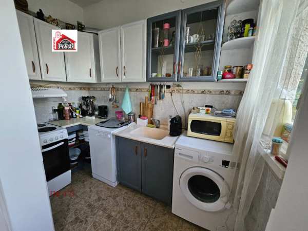 Продава  4-стаен град Пазарджик, Център
      124 кв.м