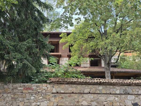 Продава  хотел гр. Копривщица, област София
      1600 кв.м