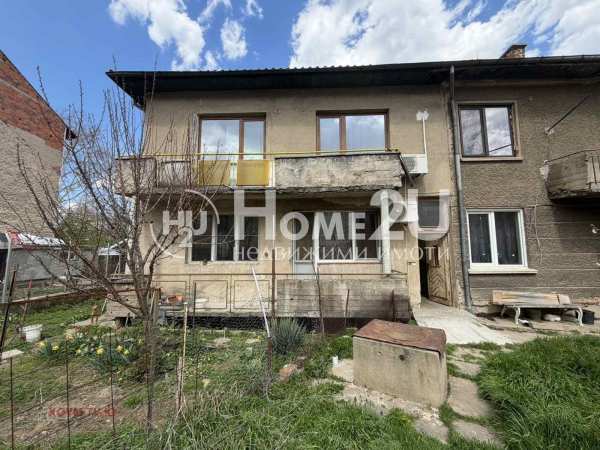 Продава етаж от къща, гр. кюстендил, център