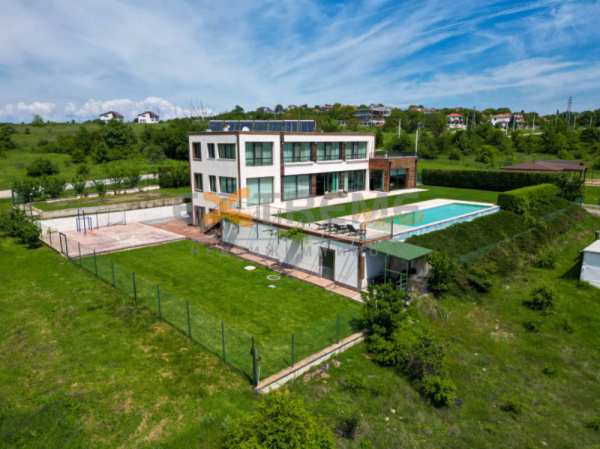 Продава  хотел с. Баново, област Варна
      695 кв.м