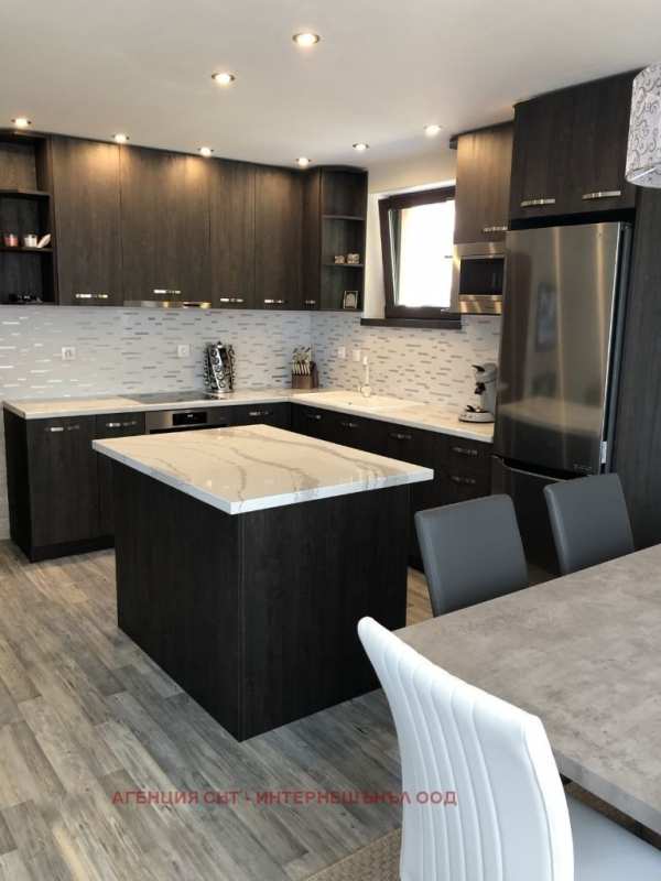 Продава  къща гр. Самоков, област София
      303 кв.м