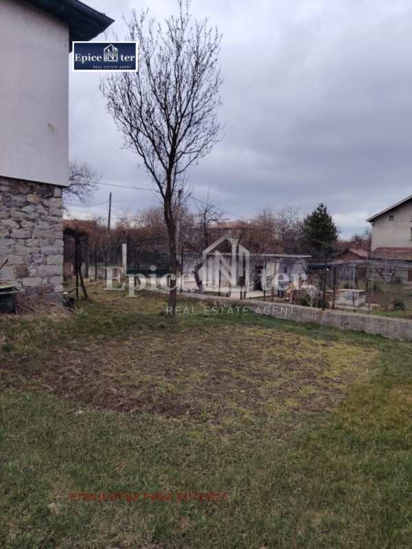 Продава етаж от къща, гр. перник, църква