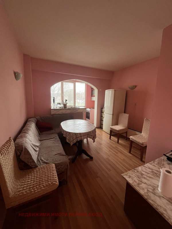 Продава 3-стаен, гр. перник, изток