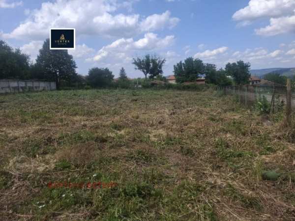 Продава  парцел с. Куцина, област Велико Търново
      1314 кв.м