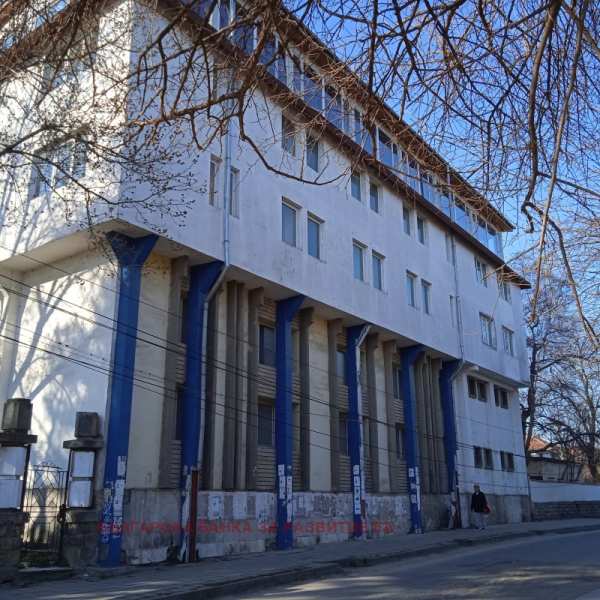 Продава хотел, гр. лом, област монтана